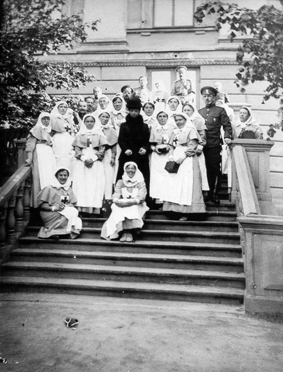 Vdova císařovna Maria Fjodorovna z Ruska se sestrami mimo nemocnici, Rusko, 1916 od Unbekannt