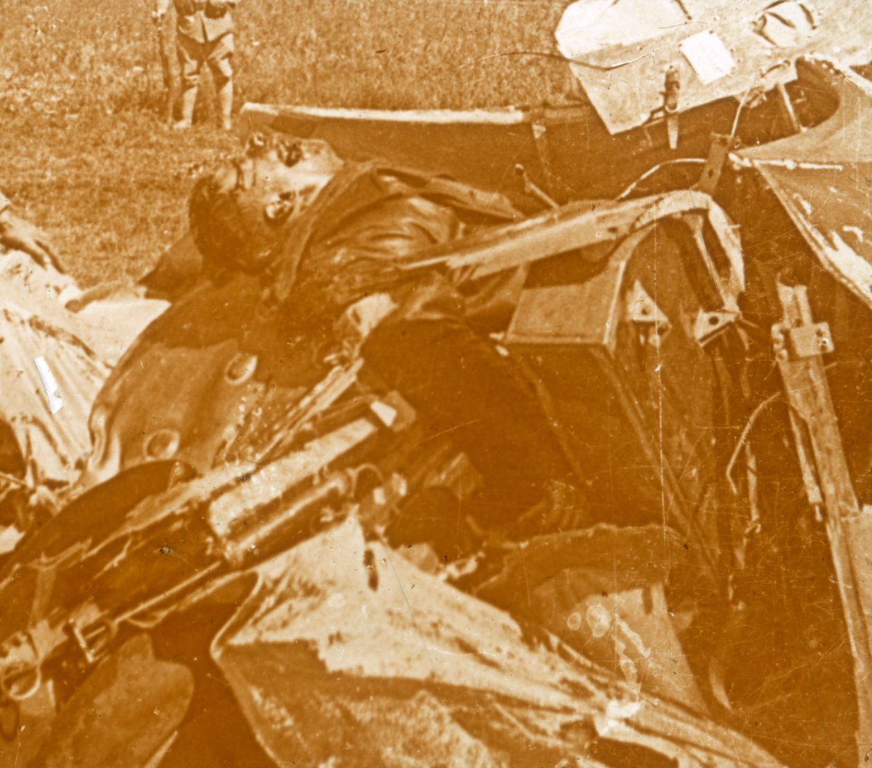 Sestřelené německé letadlo s pilotem, c1914-c1918 od Unbekannt
