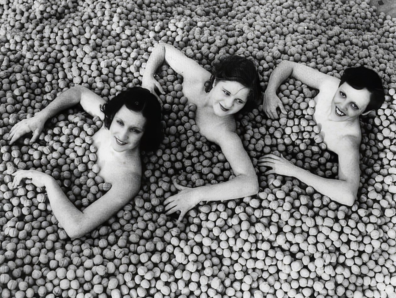 Tři mladé ženy se koupou v moři vlašských ořechů. Amerika. 1932 od Unbekannt