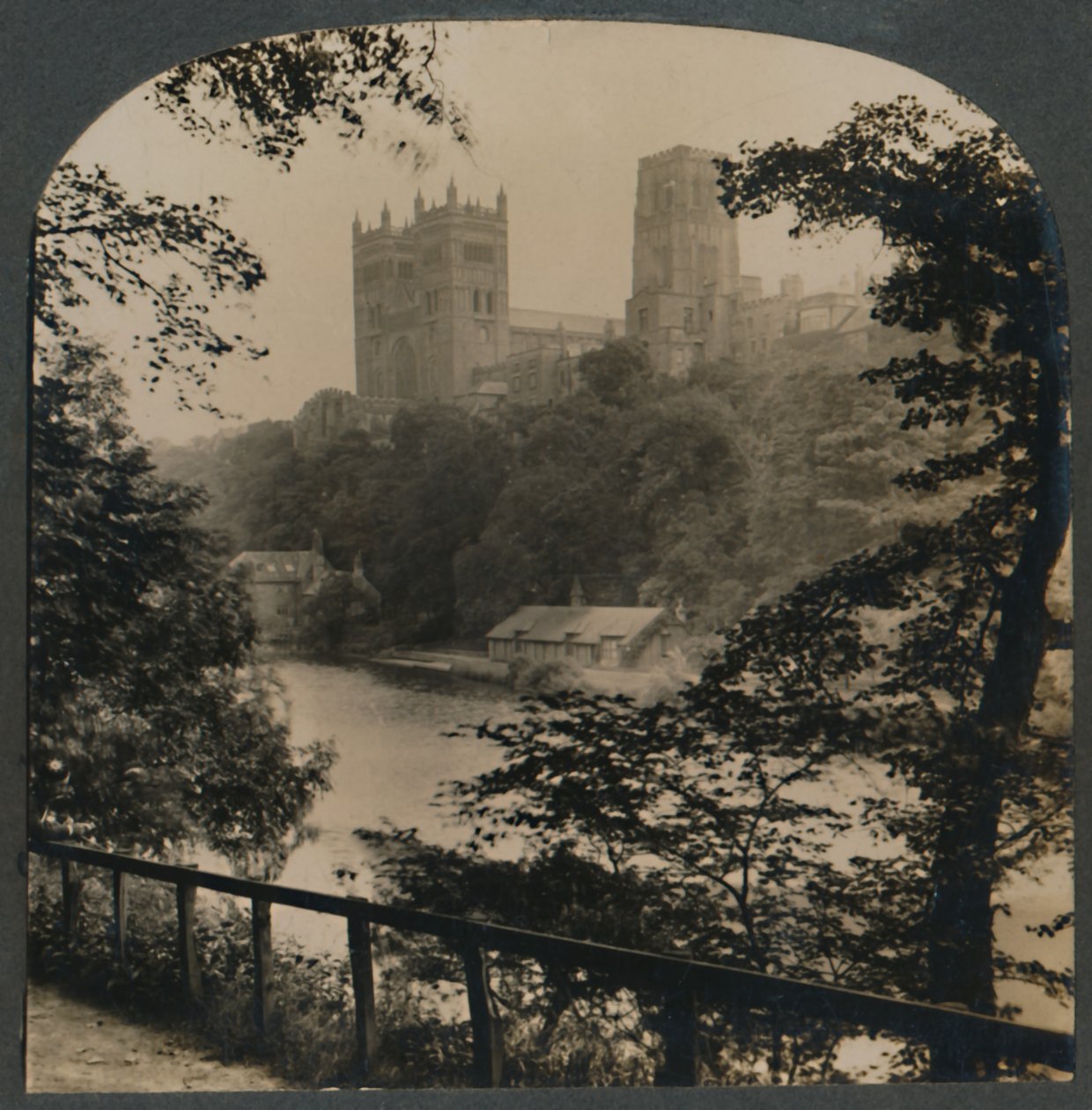Durhamská katedrála - při pohledu přes řeku, Anglie, c1910. od Unbekannt