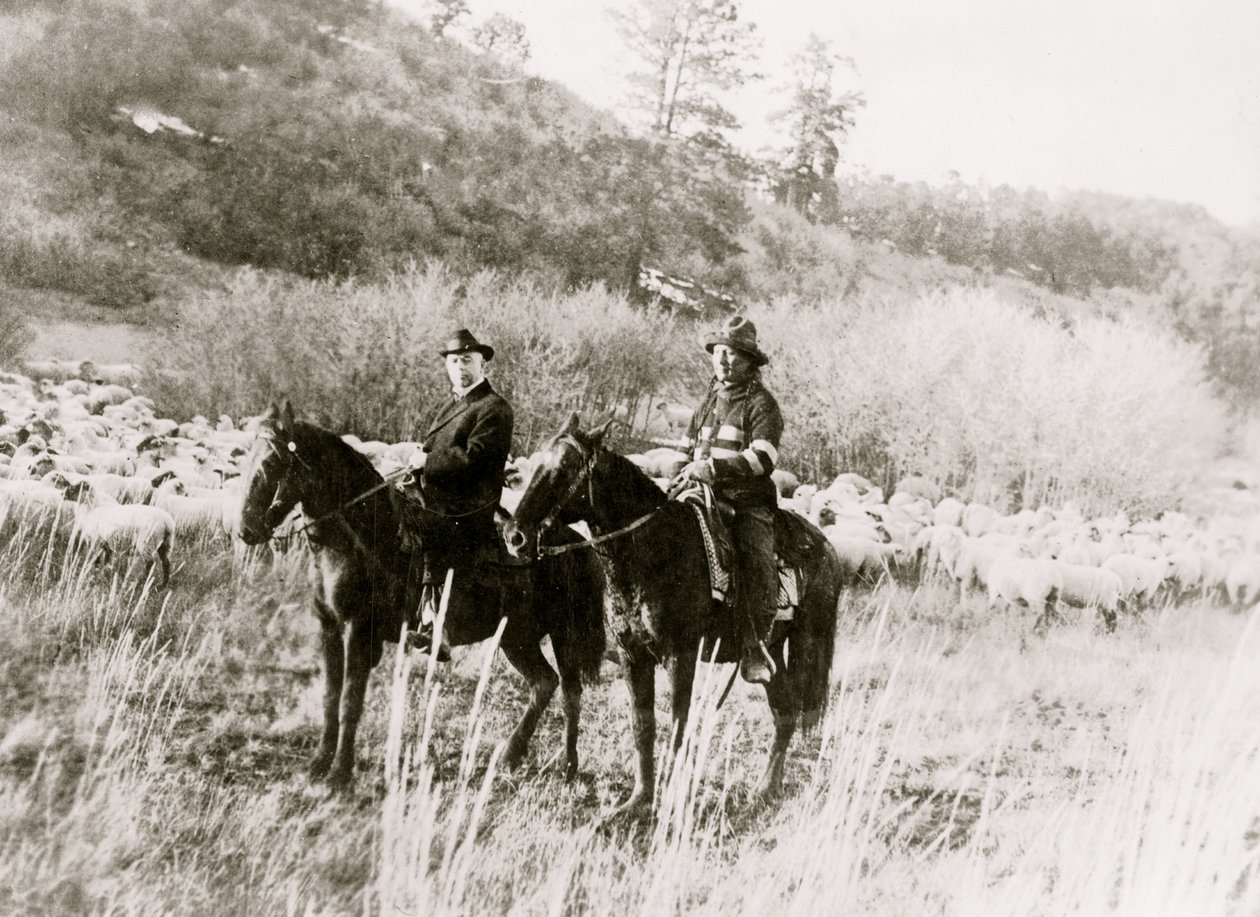 Edd Ladd, plnokrevný indián Apač, z rezervace Jicarilla, Nové Mexiko, s indickým komisařem Cato Sellsem, na koni 1920 (foto) od Unbekannt
