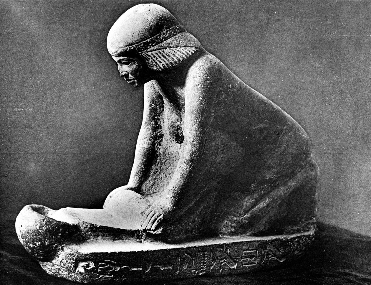 Egyptská náhrobní postava ženy, která mele kukuřici pomocí sedla, kolem 2500 let před naším letopočtem od Unbekannt