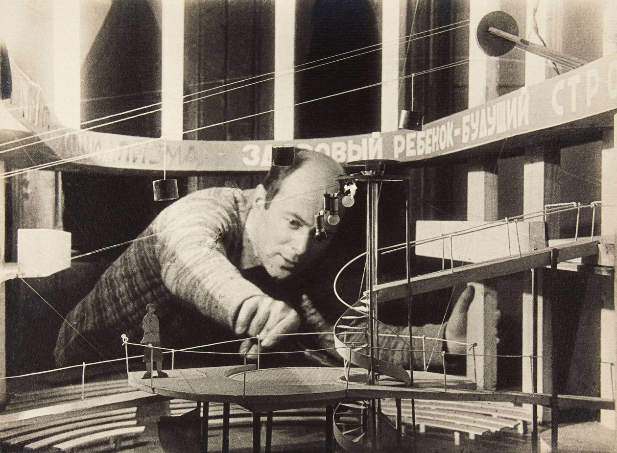 El Lissitzky pracuje na scénografii, divadlo Meyerhold, 1929. od Unbekannt