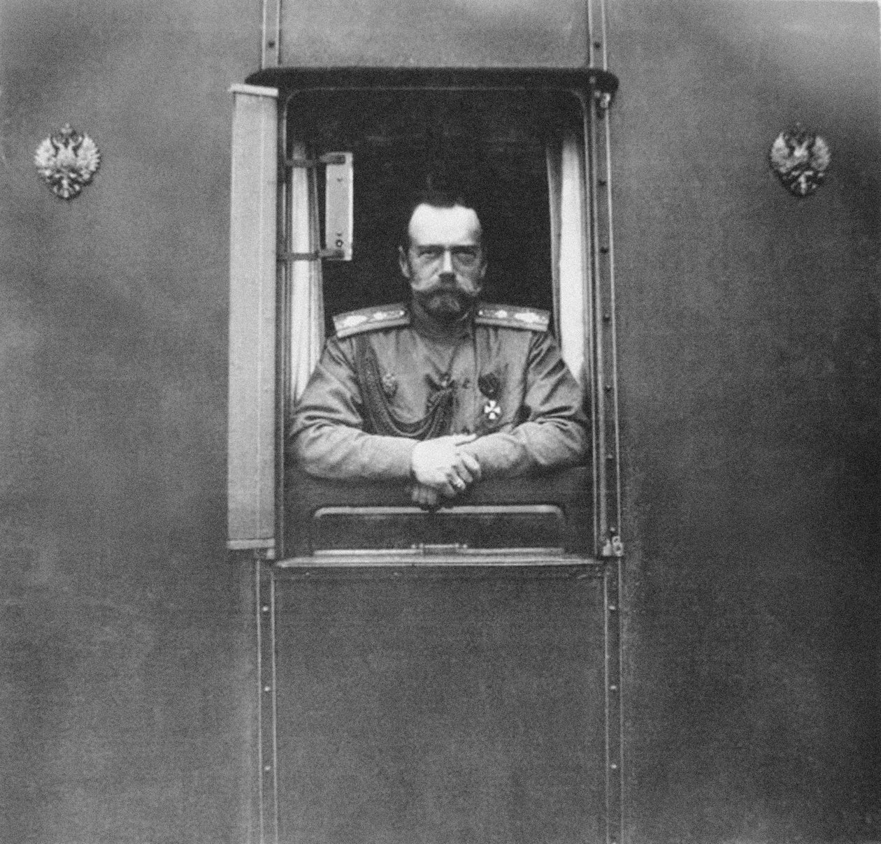 Císař Nicholas II u okna vlastního železničního vozu, 1917 od Unbekannt