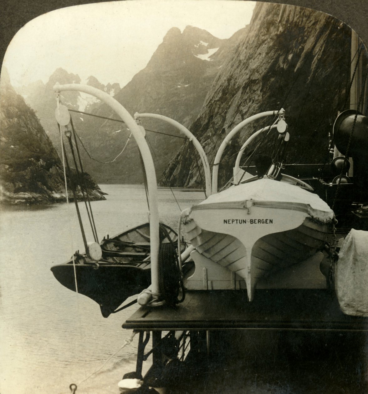 Na cestě do Severního mysu-lemující strmé útesy podél Lyngenfjordu, Norsko, c1905. od Unbekannt