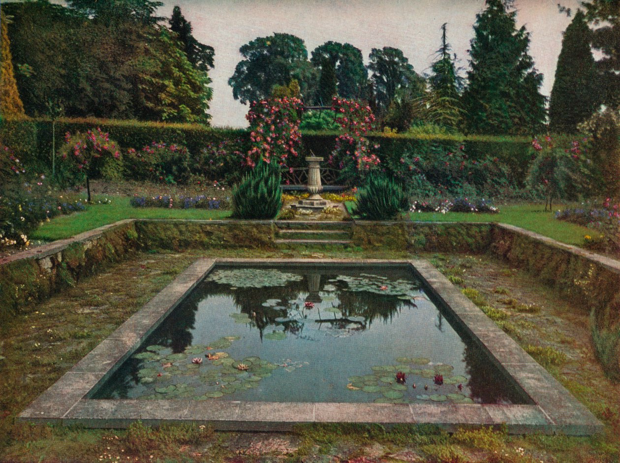 Enclosed Garden and Lily Pool v Gatton Park, Surrey, 1914 od Unbekannt