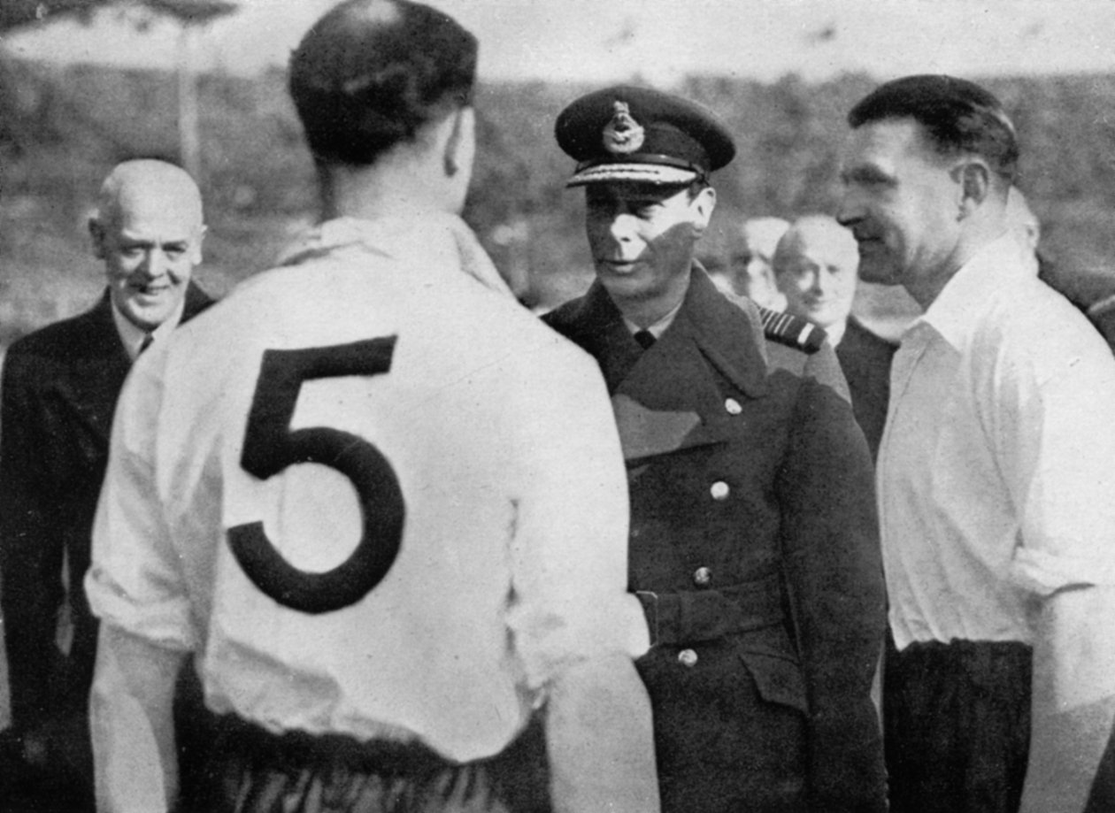 Anglický fotbalista Eddie Hapgood se setkal s králem Jiřím VI., c1937-c1944 od Unbekannt