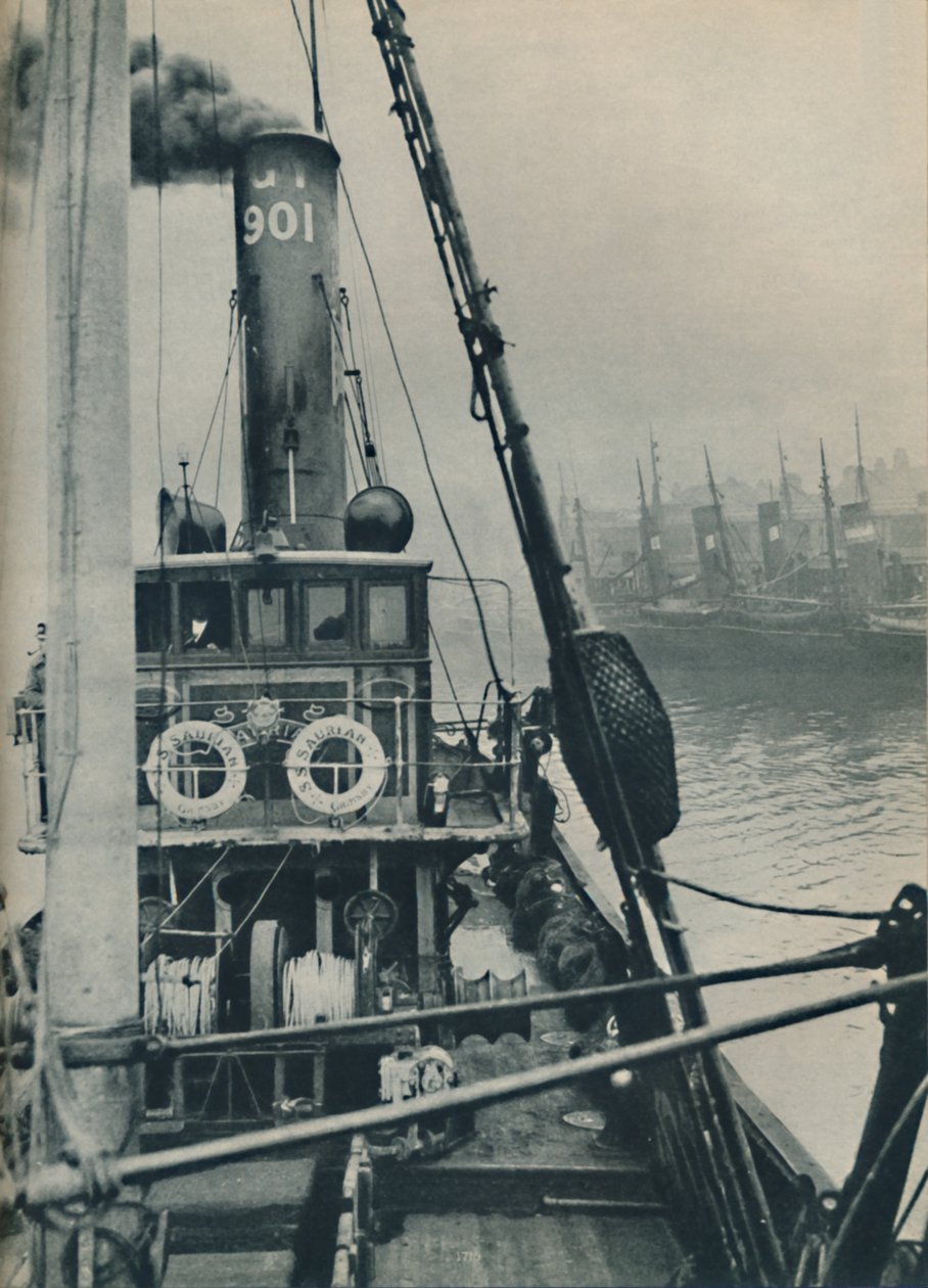 Na konci plavby po Severním moři vplouvá do Grimsby Docks rybářská loď Saurian, 1937 od Unbekannt