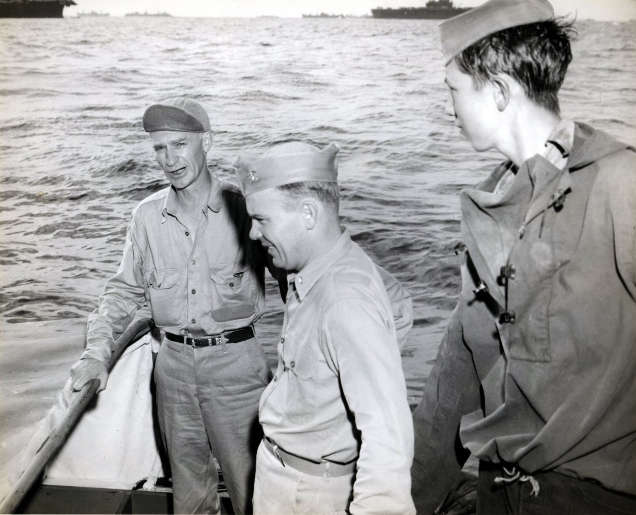 Ernie Pyle navštíví USS Hornet od Unbekannt