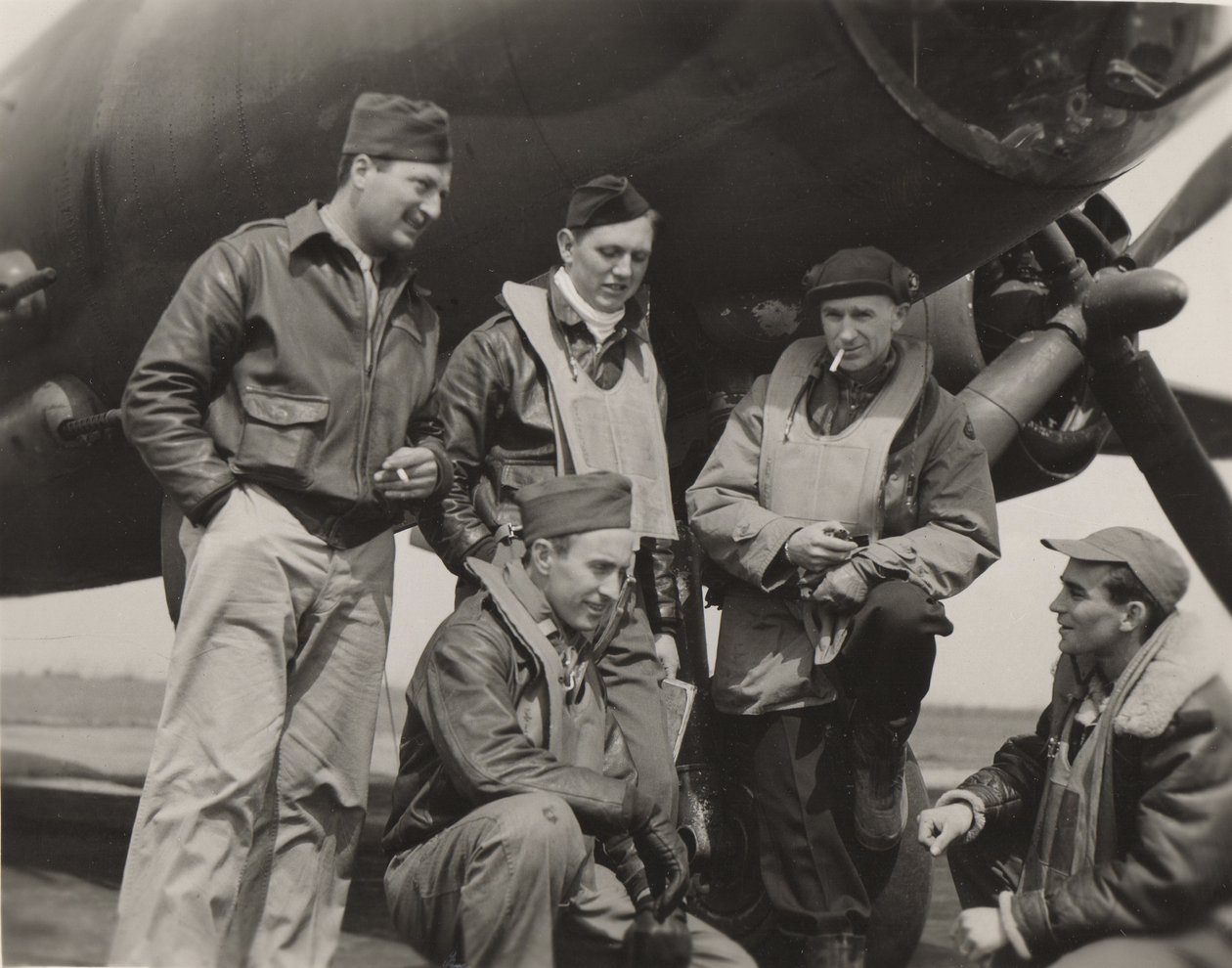 Ernie Pyle s posádkou bombardéru od Unbekannt