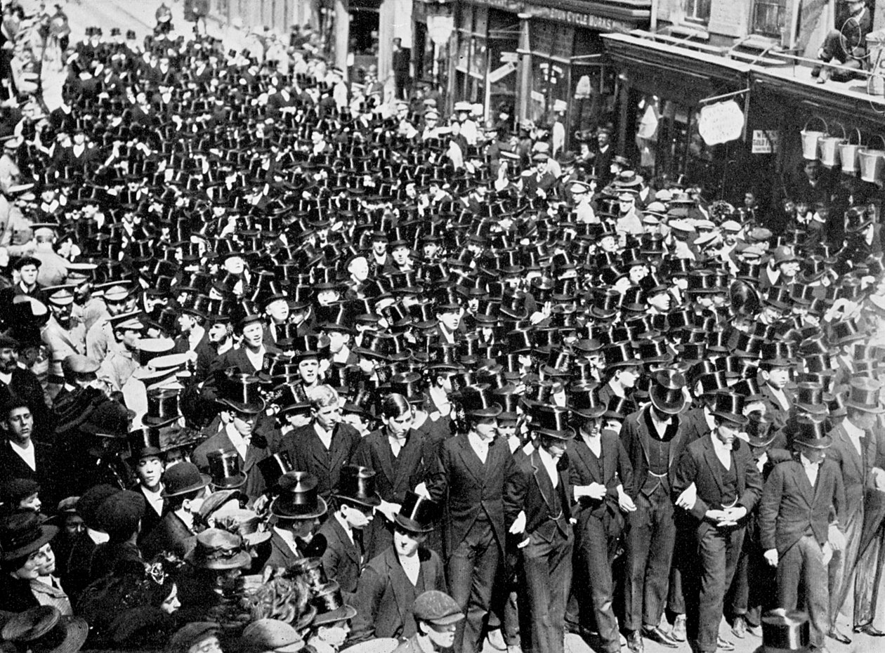 Eton Boys poslouchající čtení Proklamace na Windsor Bridge, Berkshire, 1910 od Unbekannt