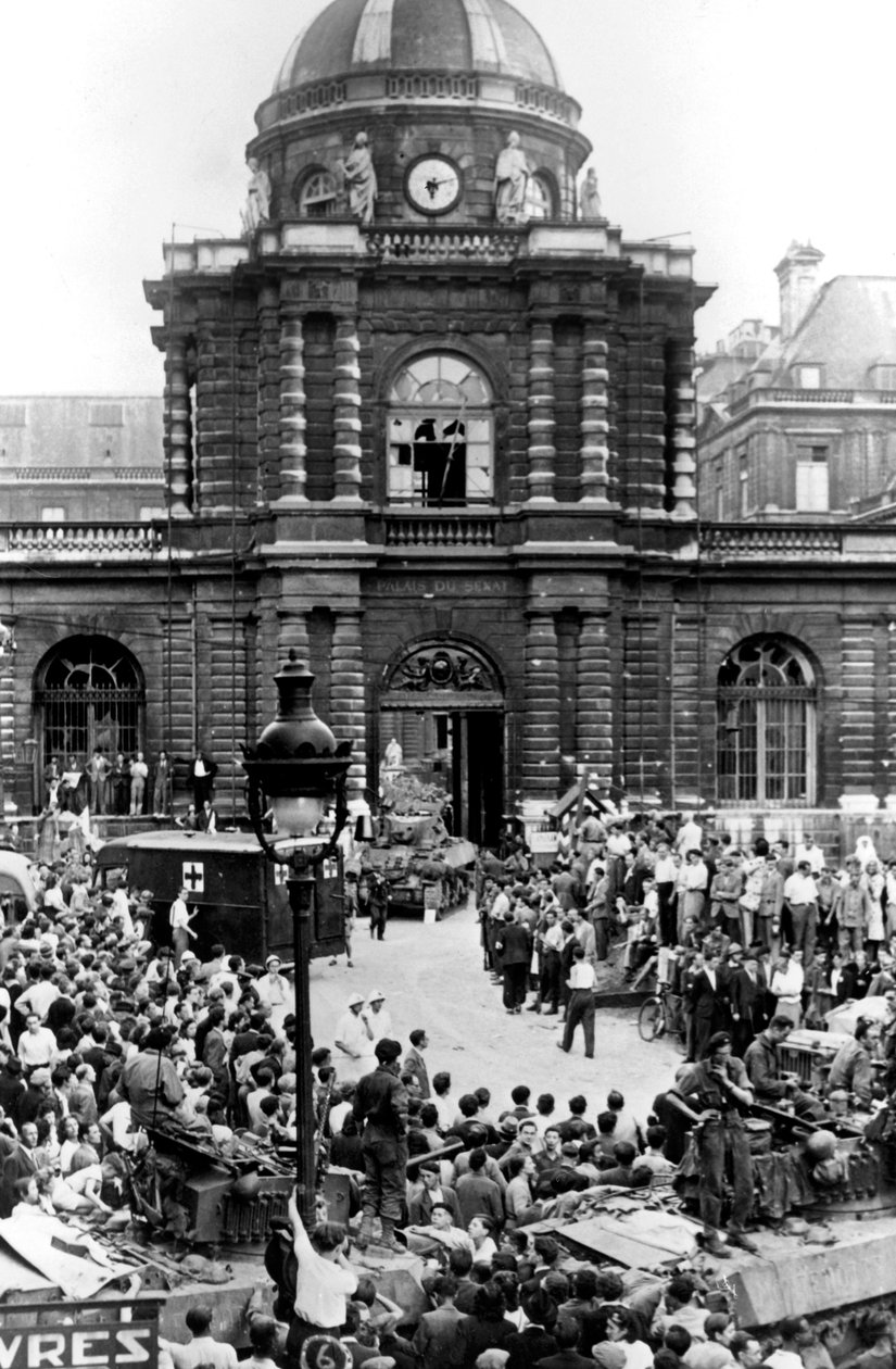 Evakuace německých raněných po kapitulaci Senátu, osvobození Paříže, srpen 1944 od Unbekannt