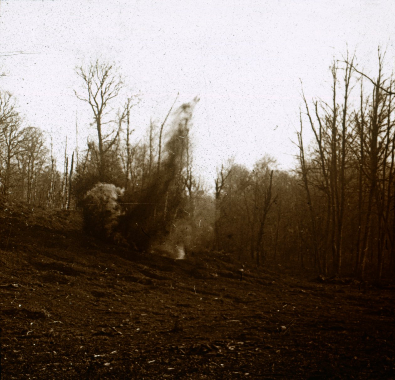 Exploze granátu vypáleného z tanku, c1914-c1918 od Unbekannt
