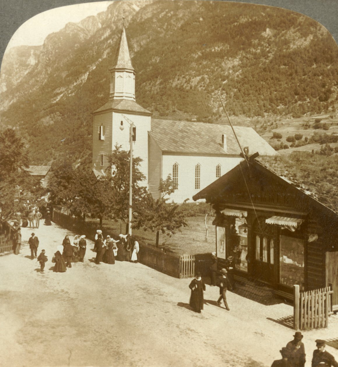 Rodiny a sousedé jednoho letního nedělního rána ve vesnickém kostele, Odde, Norsko, c1905. od Unbekannt
