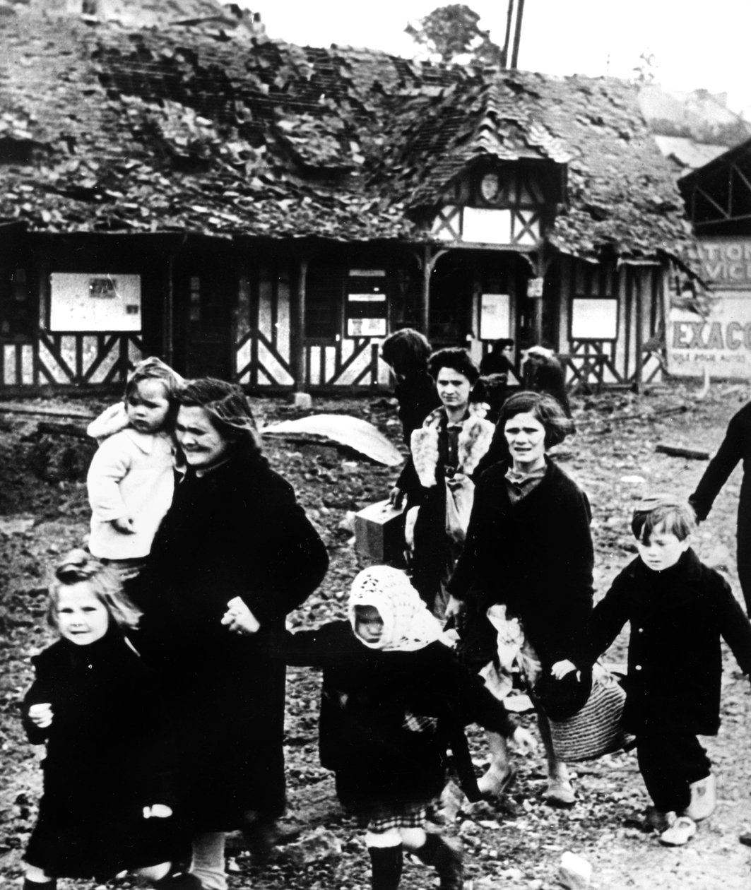 Rodiny opouštějící svou vesnici bombardovány během vylodění v Normandii, Francie, 1944 od Unbekannt