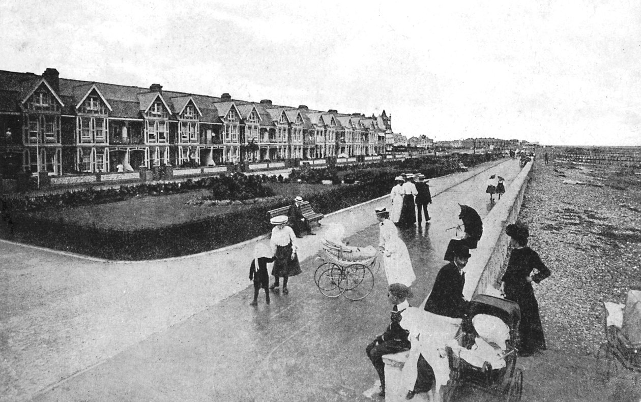 Rodiny na procházce po New Parade, East Worthing, West Sussex, c1900-c1920s od Unbekannt