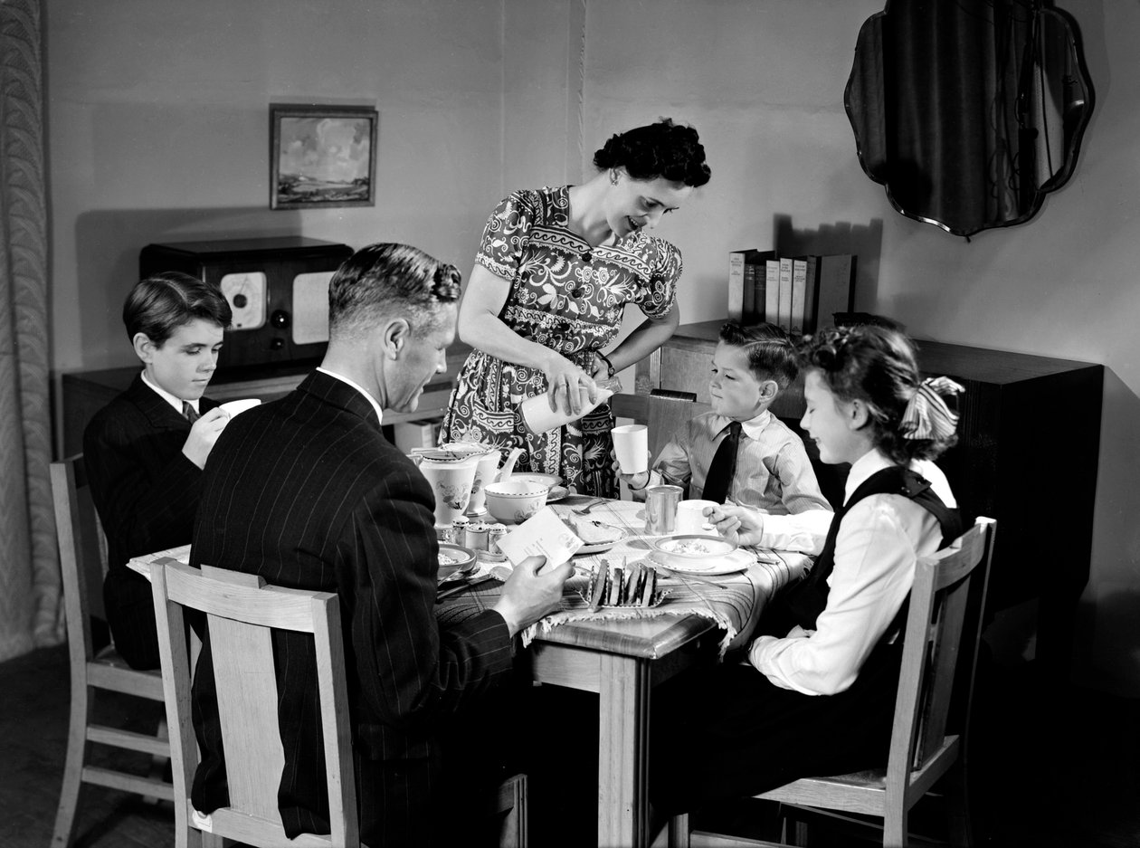 Rodina u snídaně, c 1948 od Unbekannt