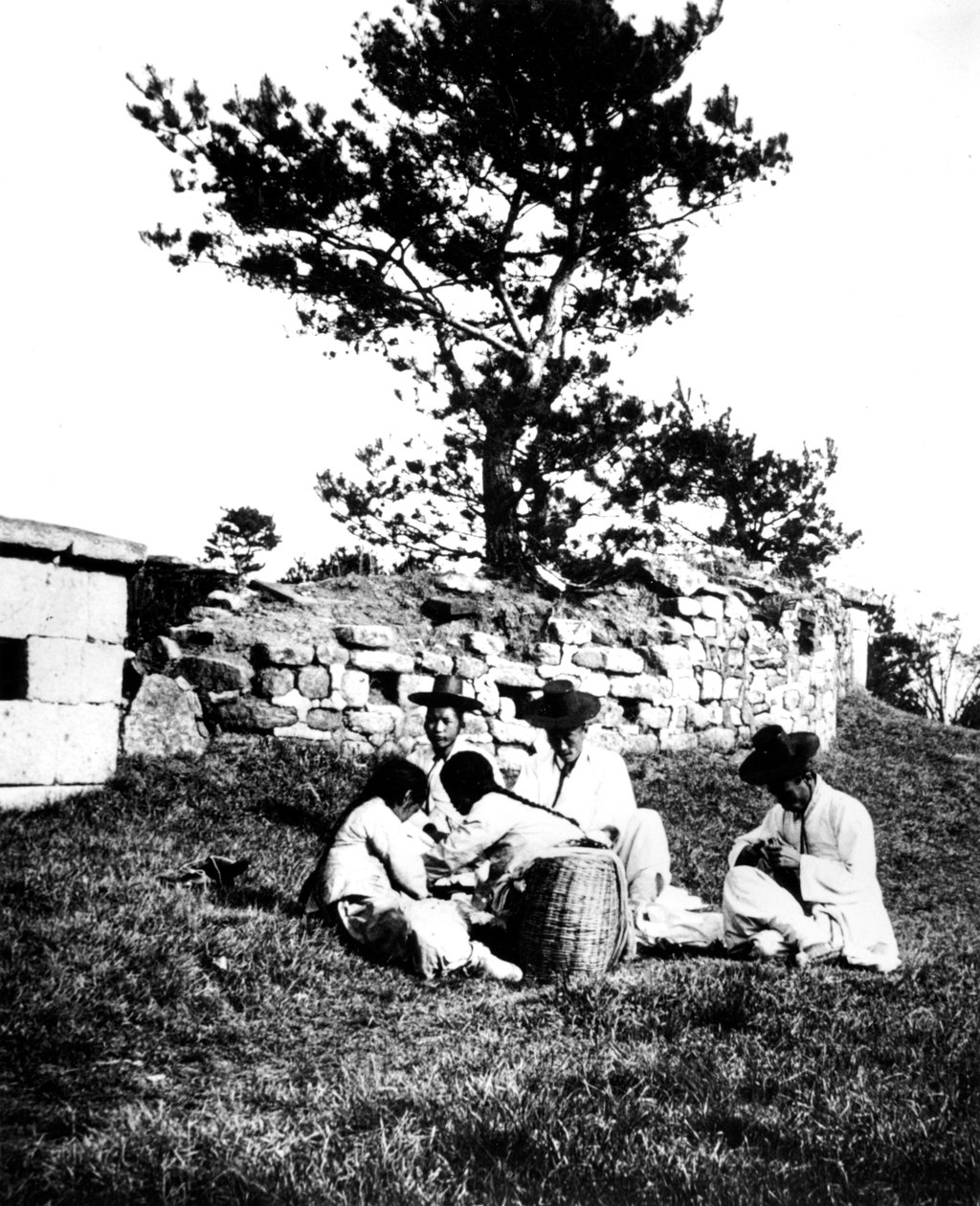 Rodina na pikniku, Korea, 1900 od Unbekannt
