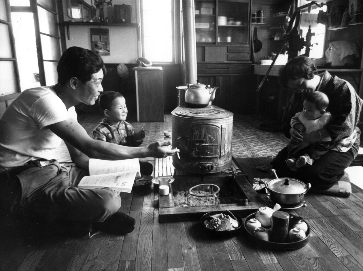 Rodina odpočívá ve svém obývacím pokoji, oblast Hokkaido, Japonsko, 1963 od Unbekannt