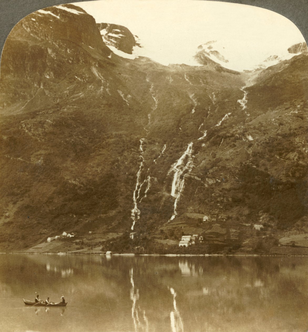 Farmy Yri uhnízděné na úpatí hor - Yri Falls na ledovci, Norsko, c1905. od Unbekannt
