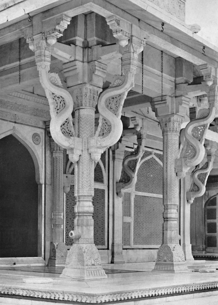 Fatehpur Sikri. Sloupy na přední straně hrobky Sheik Salem Christi, c1910. od Unbekannt