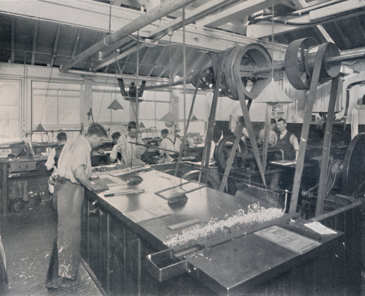 Závěrečné operace ve slévárně. Trimming the Plates and Finishing, 1917 od Unbekannt
