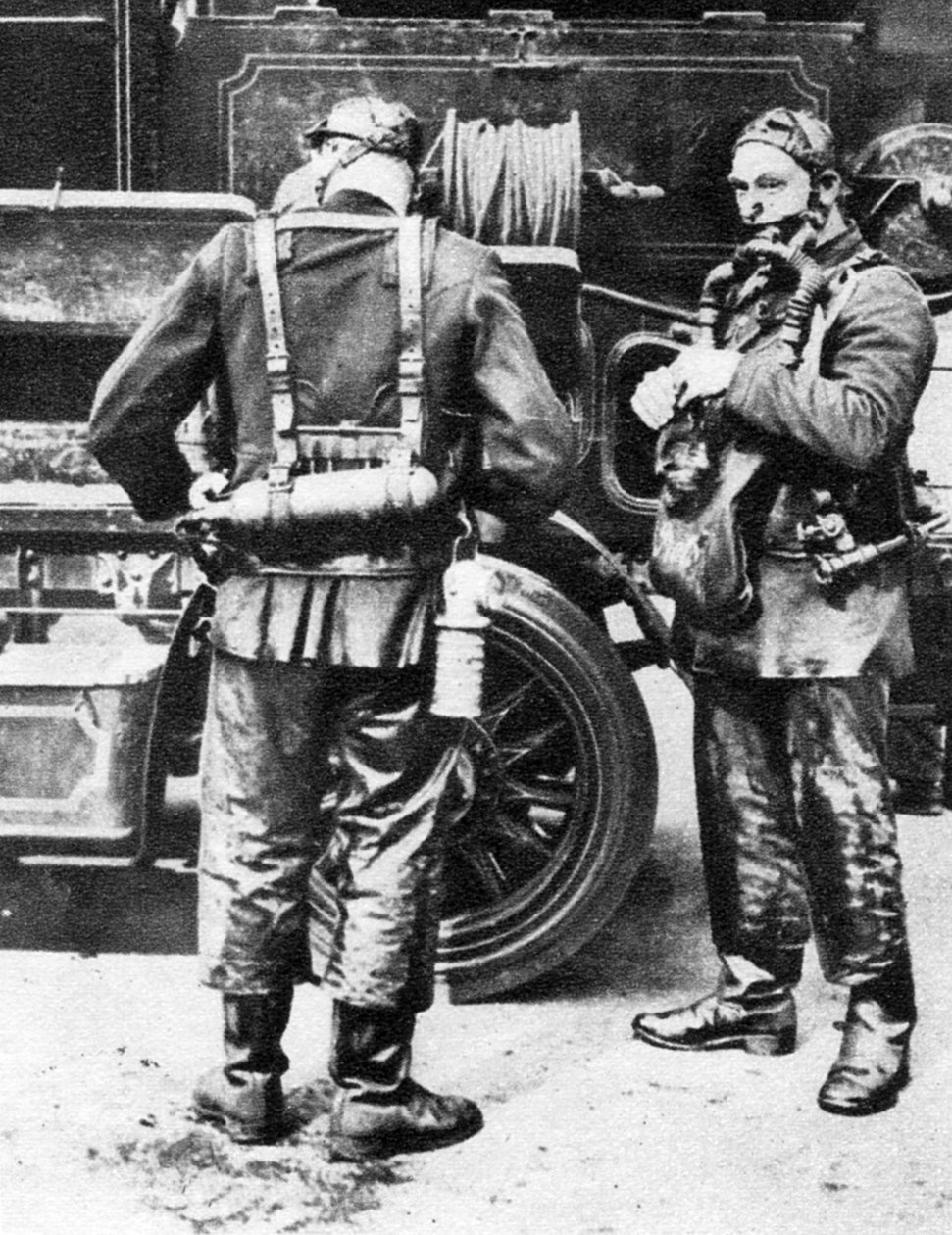 Hasiči nasazující kouřové helmy, gumárenské závody na Farringdon Street, Londýn, 1926-1927 od Unbekannt