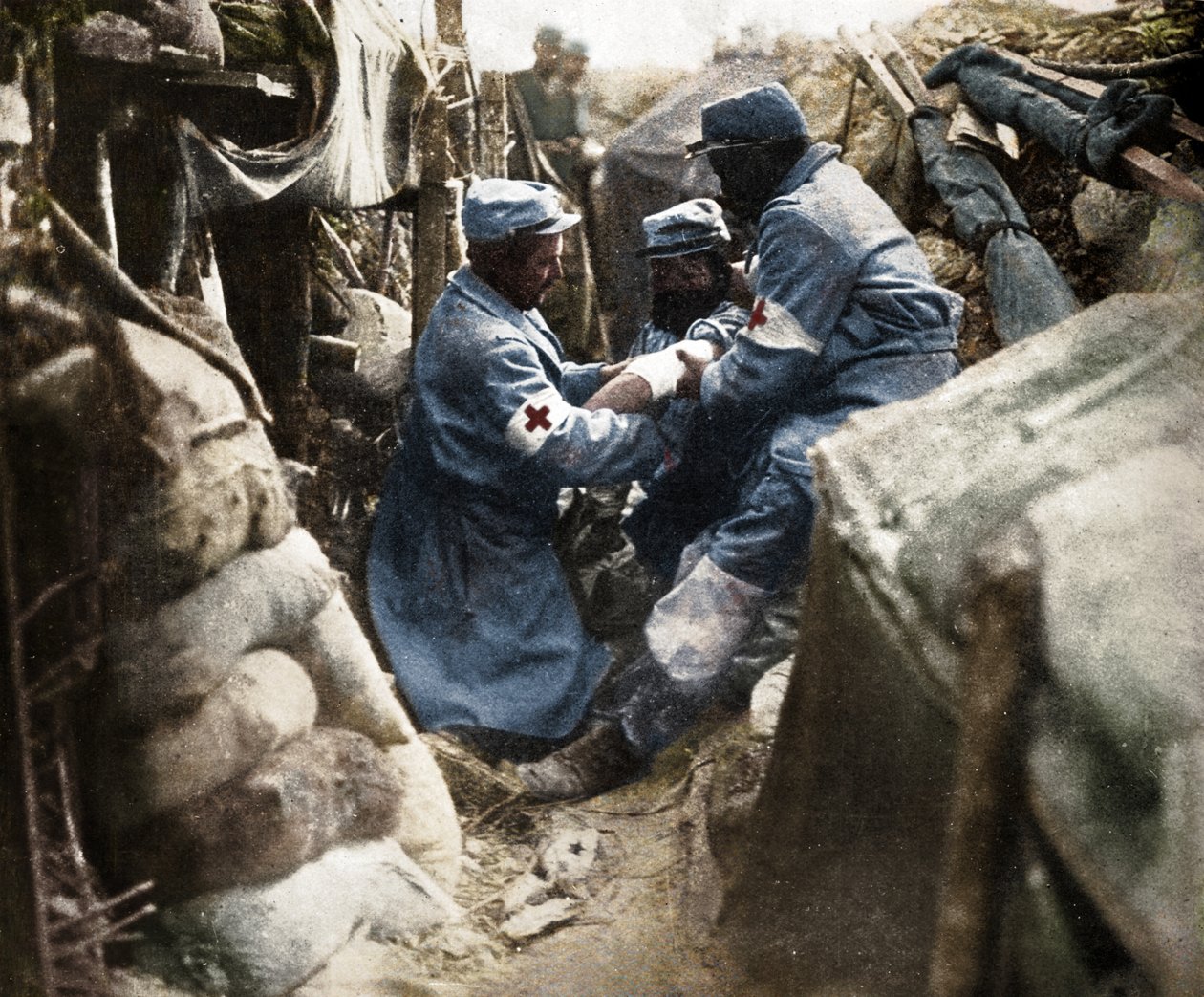 První pomoc zraněnému muži v jednom z francouzských zákopů, 1915 od Unbekannt