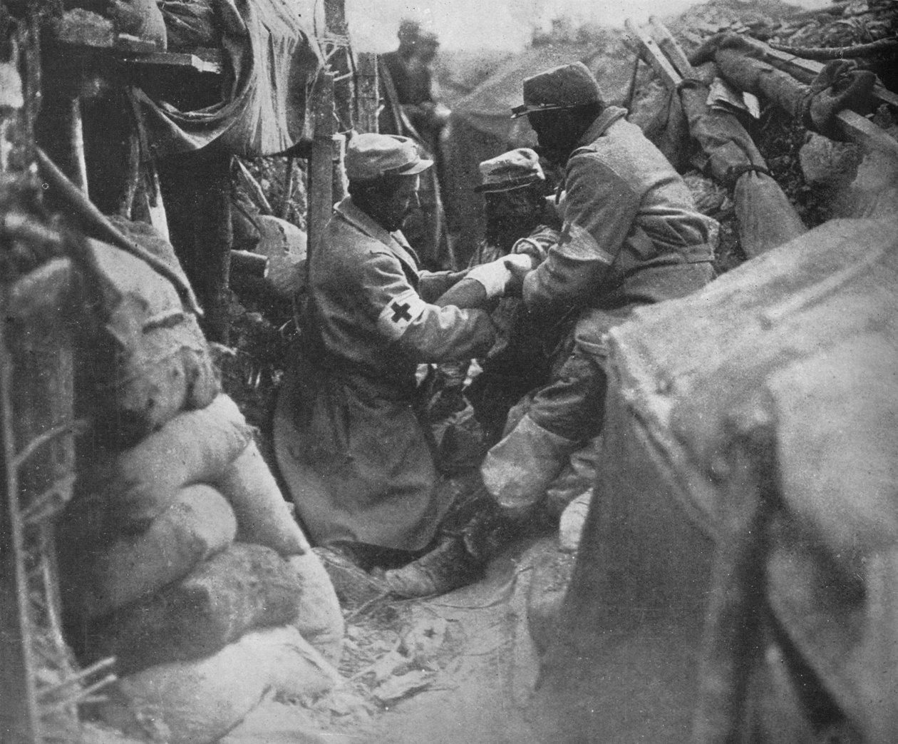 První pomoc zraněnému muži v jednom z francouzských zákopů, 1915 od Unbekannt