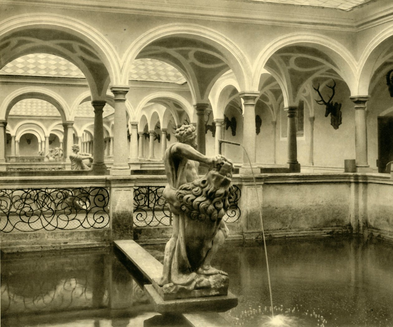 Sochy akvária, Kremsmünster Abbey, Horní Rakousko, c1935. od Unbekannt