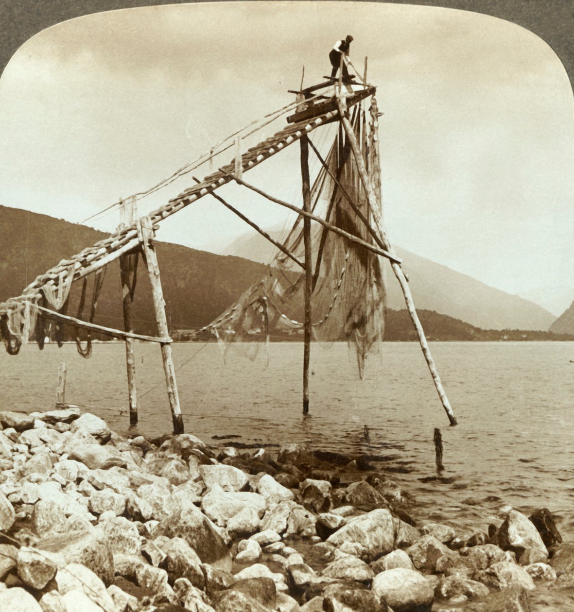 Rybář aranžující sítě na lososy v Balestrand na Sognefjord - Balholm v dálce, Norsko, c1905. od Unbekannt