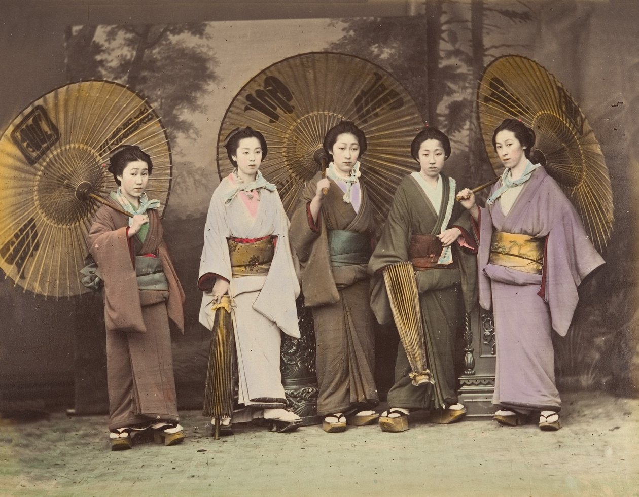[Pět japonských žen v tradičním oděvu se slunečníky], 70. léta 19. století. od Unbekannt