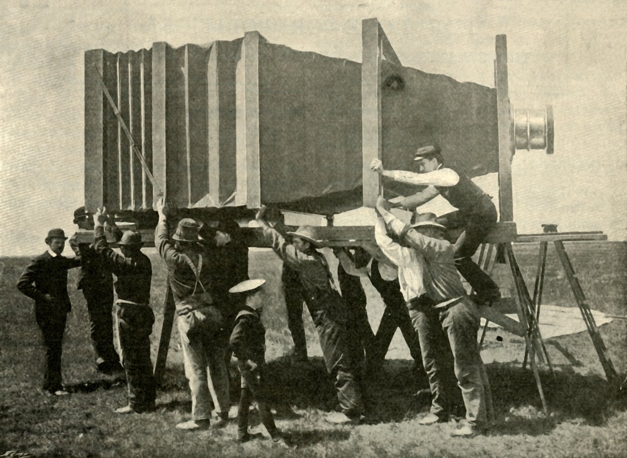 Focusing The Gigantic Camera for Work, 1901. od Unbekannt