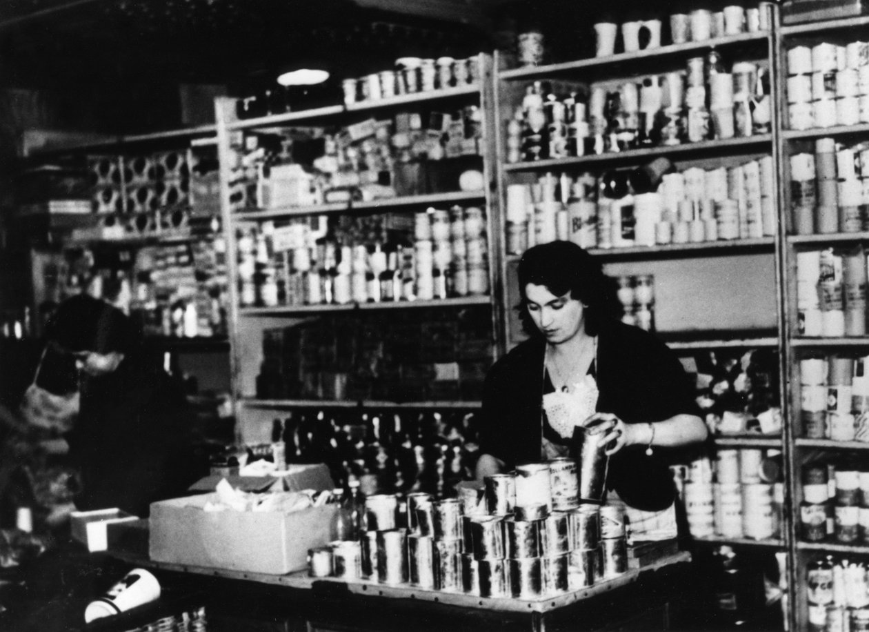 Obchod s potravinami v okupované Paříži, c1941 od Unbekannt