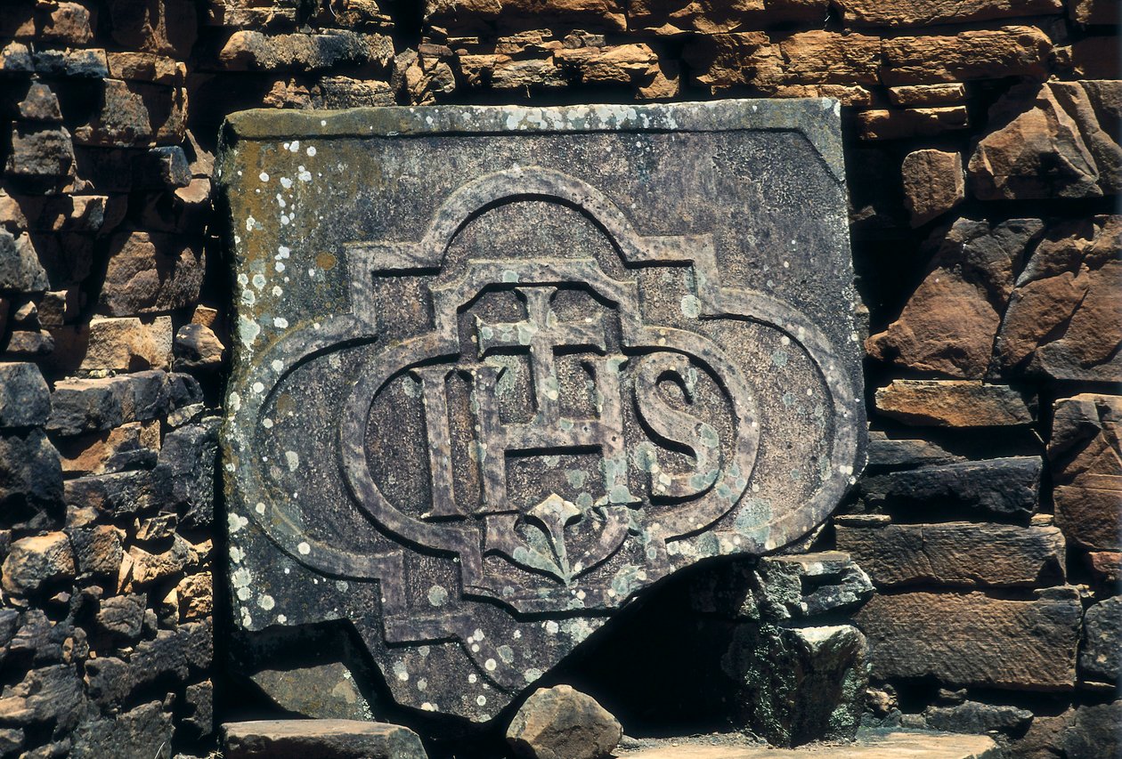 Francouzsko-makonický symbol a iniciály Krista vyryté na kameni, místo jezuitských misií San Ignacio Mini v Argentině, založené v roce 1611 (kámen) od Unbekannt