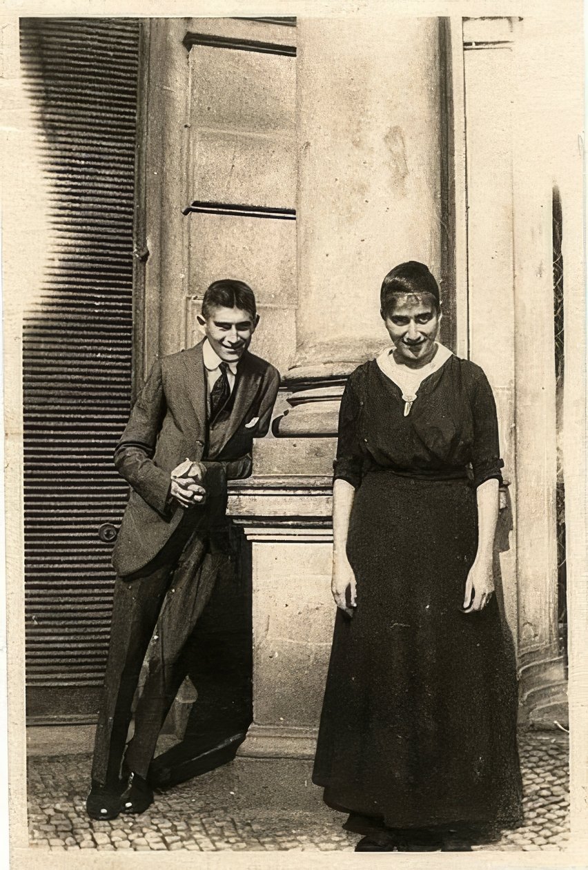 Franz Kafka se svou sestrou Ottlou před Oppelt House v Praze. Kolem roku 1914 od Unbekannt