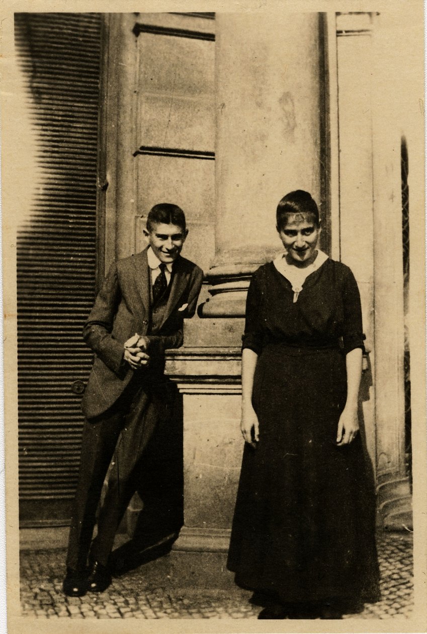 Franz Kafka se svou sestrou Ottlou před Oppelt House v Praze od Unbekannt