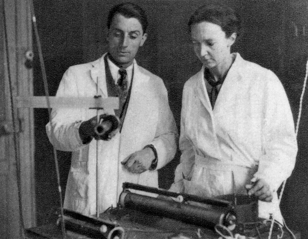 Frederic Joliot a Irene Joliot-Curie, francouzští vědci, 1935 od Unbekannt