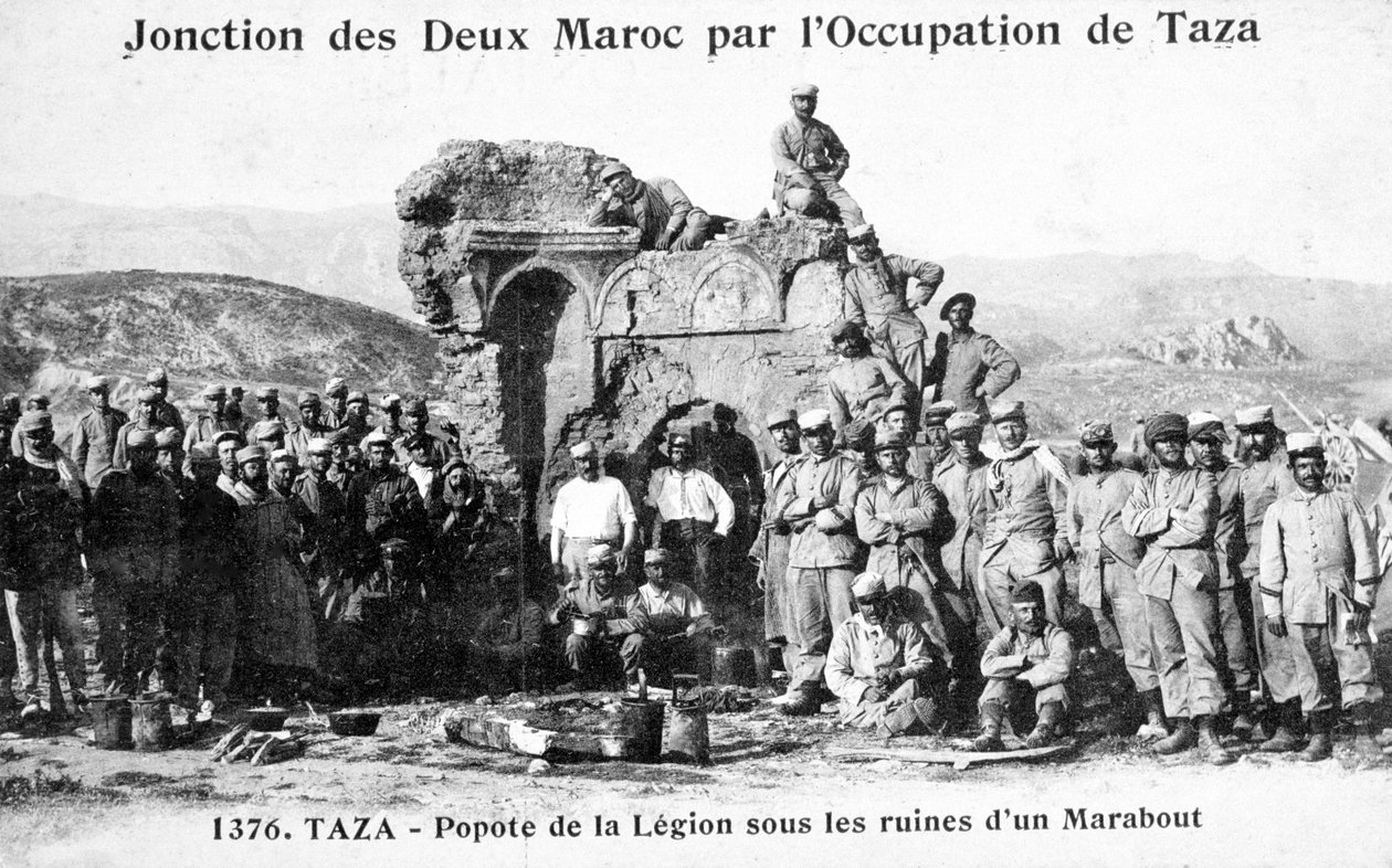 Francouzská cizinecká legie u některých ruin Marabout, Taza, Maroko, 1904 od Unbekannt