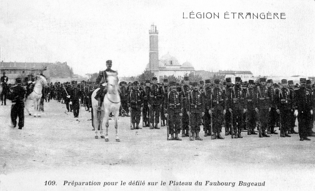 Francouzská cizinecká legie se připravuje na pochod na Plateau Faubourg Bugeaud, Alžírsko, 20. století od Unbekannt