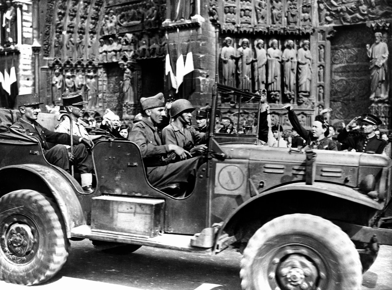 Francouzský generál Philippe Leclerc u Notre Dame, osvobození Paříže, srpen 1944 od Unbekannt