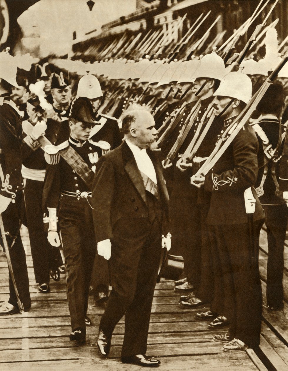 Francouzský prezident Raymond Poincaré s Edwardem, princem z Walesu, v Portsmouthu, červen 1913, 1935. od Unbekannt
