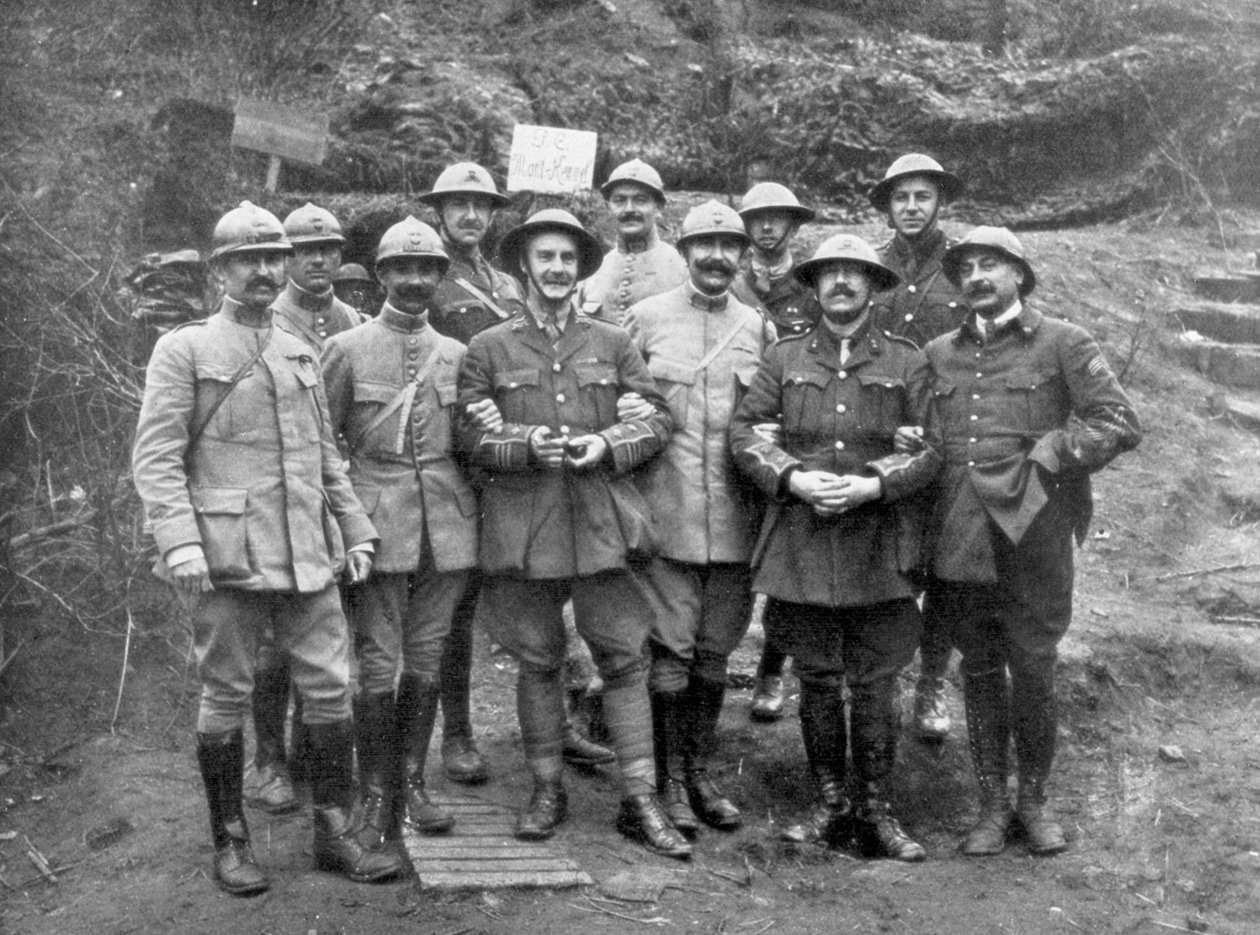 Francouzští a angličtí důstojníci na Mount Kemmel poblíž Ypres, Belgie, duben 1918 od Unbekannt