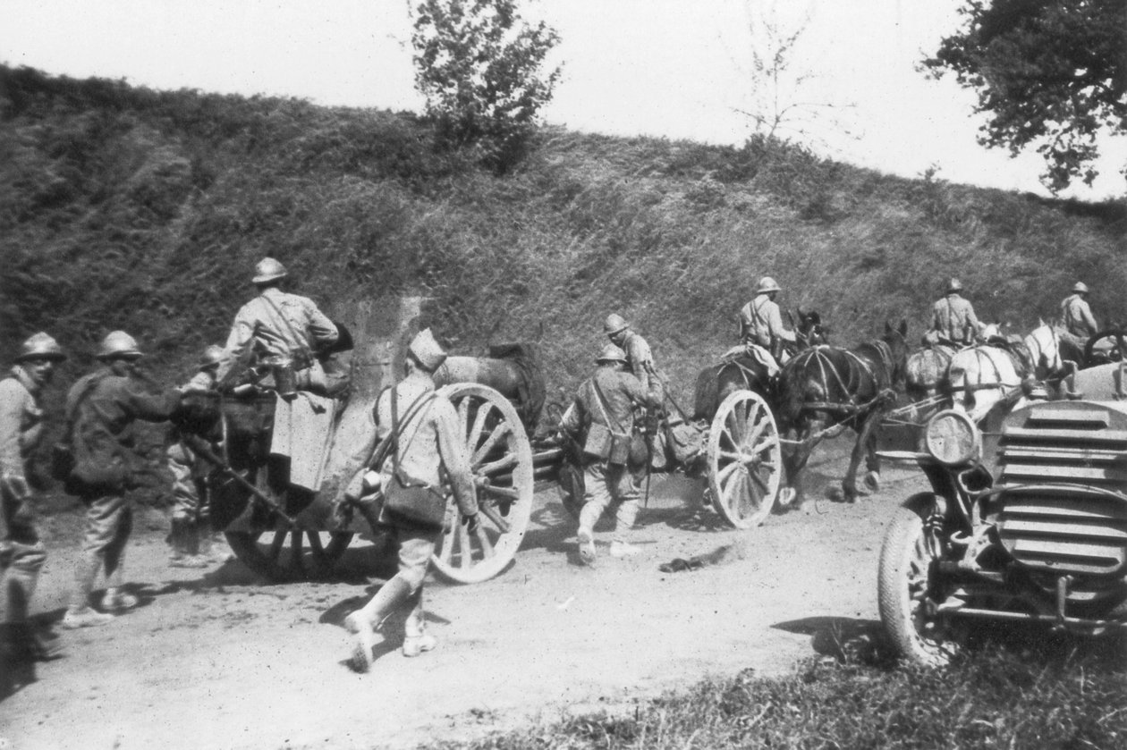 Francouzská dělostřelecká baterie v pohybu, Chemin des Dames, Francie, 1918 od Unbekannt