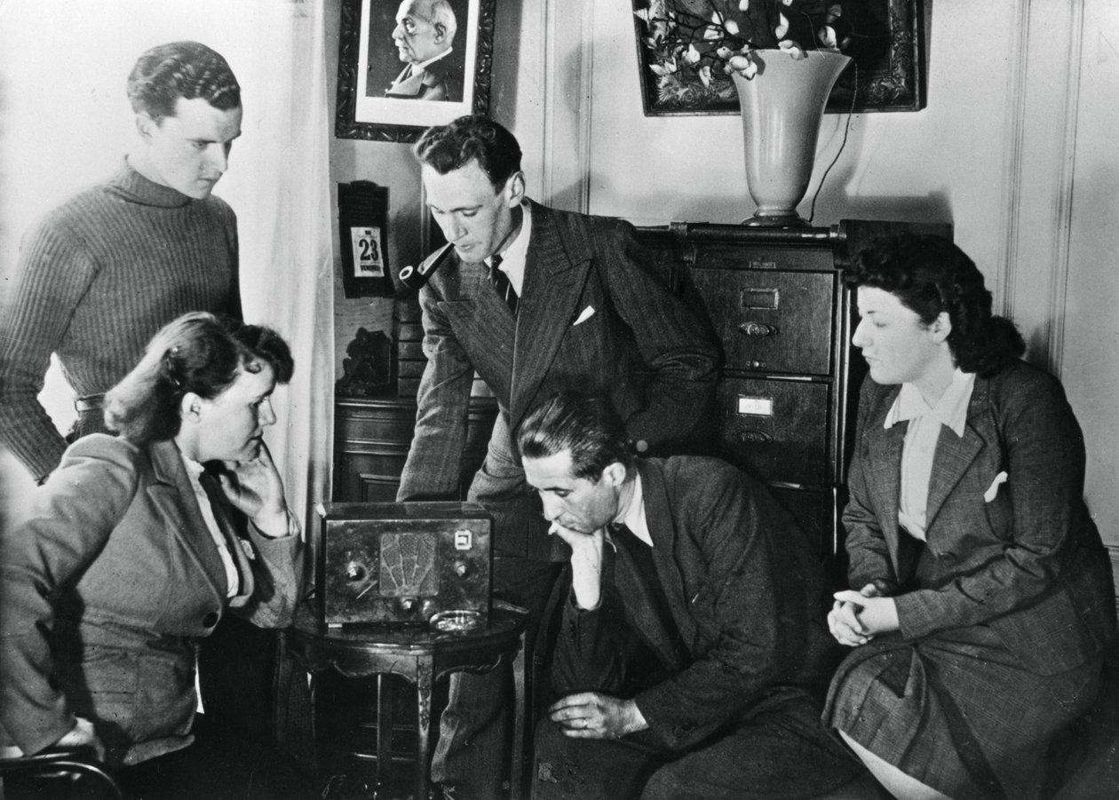 Francouzští občané poslouchají vysílání vicepremiéra Vichy admirála Darlana, 23. května 1941 od Unbekannt