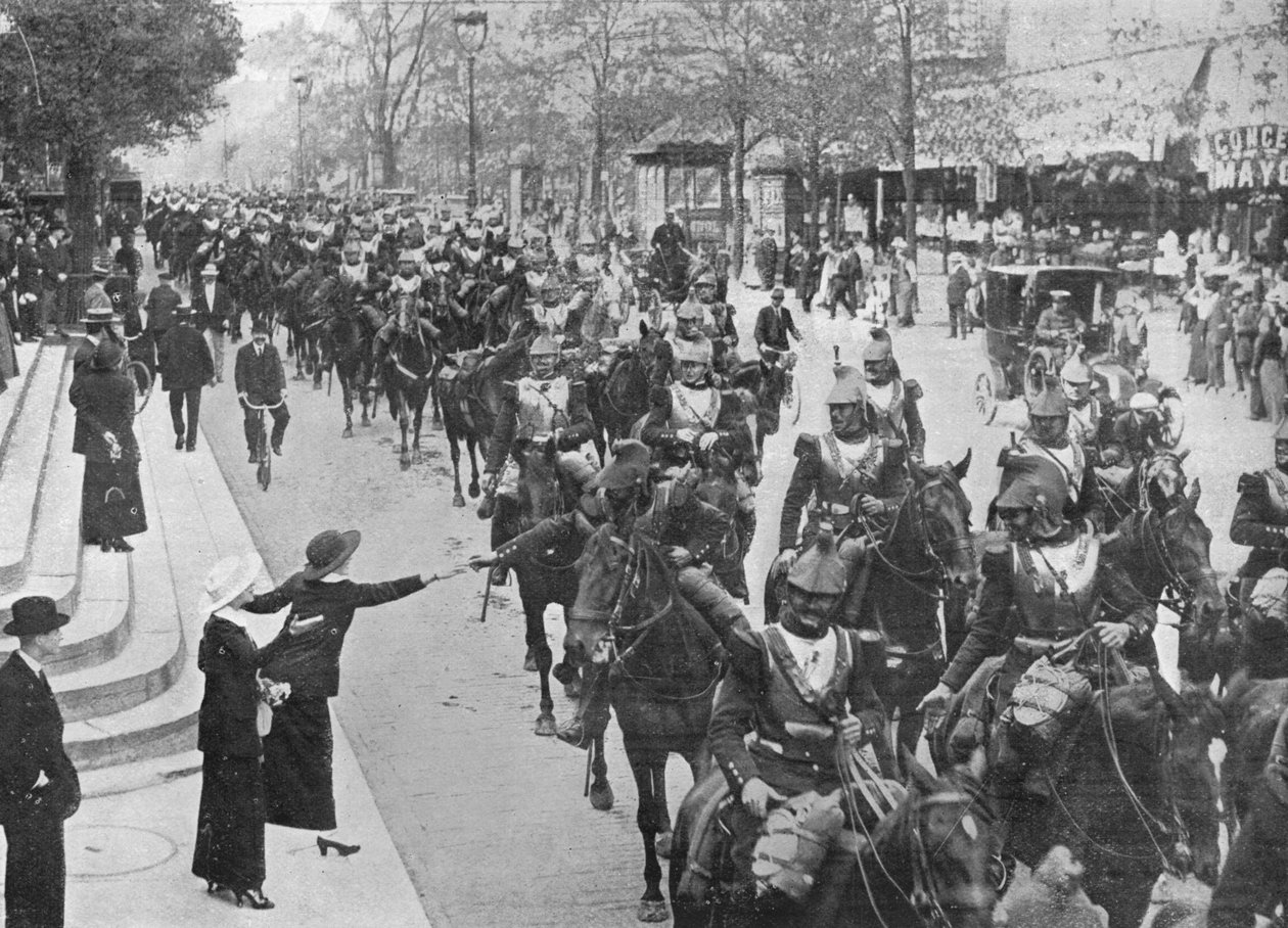 Francouzští kyrysníci projíždějící ulicemi Paříže na cestě na frontu, 1914 od Unbekannt