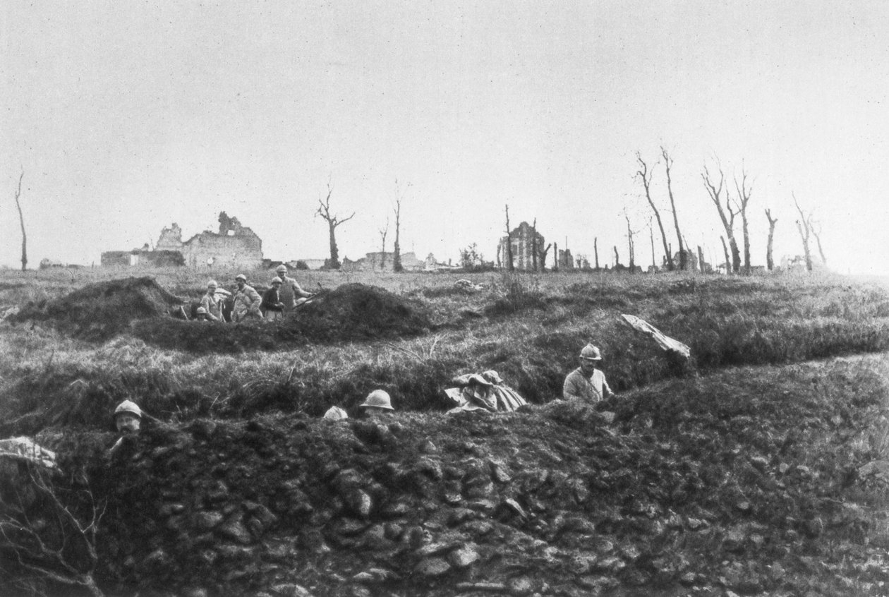 Francouzská pěchota zakládá záložní pozice před zničenou farmou, Pikardie, Francie, 1918 od Unbekannt
