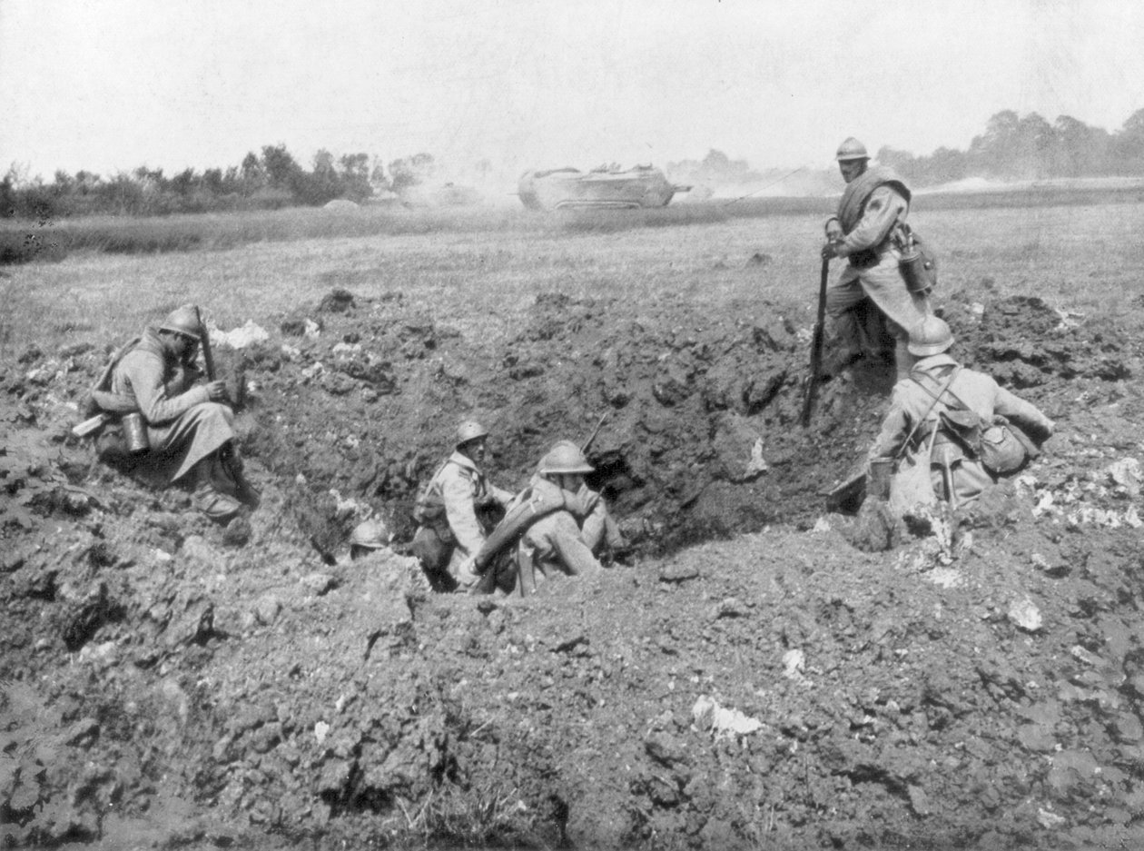Francouzská pěchota odpočívá v díře po granátu, Chemin des Dames, Francie, 11. června 1918 od Unbekannt