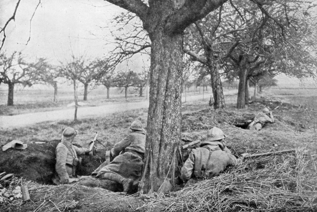 Francouzští kulometníci se zakopali na okraji silnice pod jabloněmi, 1918 od Unbekannt