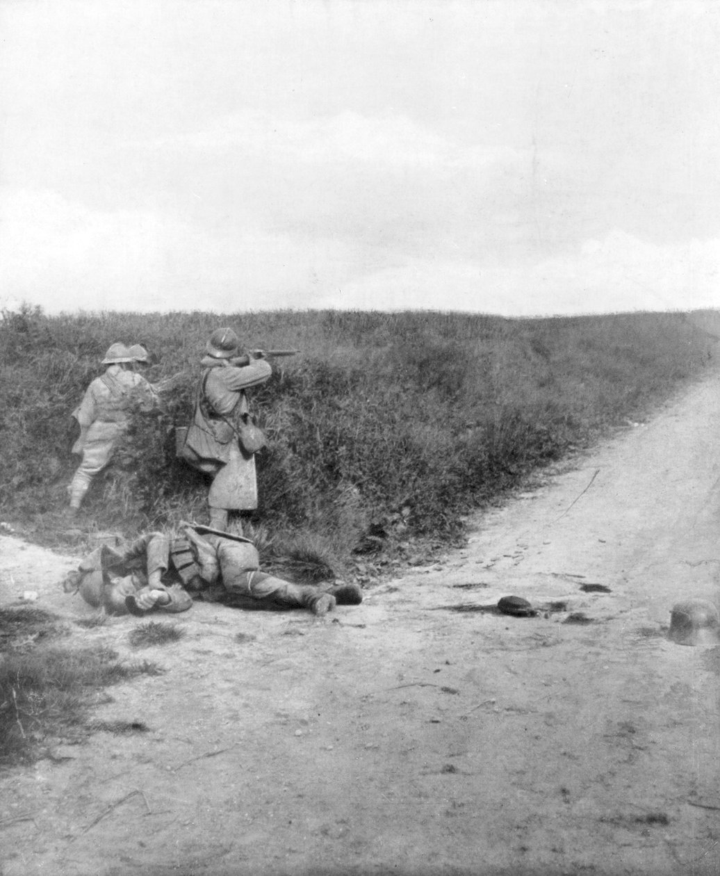 Francouzští kulometníci zametají silnici, Courcelles, jihovýchodně od Montdidier, Francie, 9. června 1918 od Unbekannt